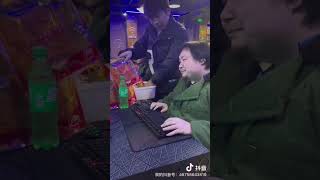 【大胖】这小网管给他东西的时候他比谁都勤快，倒下了丫的比谁都跑得快#网吧大神 #网吧挂帐大神 #记录真实生活 网吧挂帐大神叫兽 辣条哥