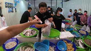 賣魚喊魚就是來修心養性的 帥老爸的脾氣都沒了 中彰海王子 東興市場 海鮮叫賣 海鮮拍賣 叫賣哥