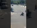 qırmızı işıqdan keçən moped