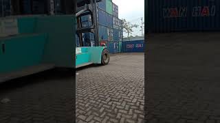 Proses angkat dan susun container