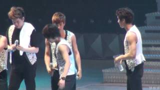 100410 [HD] Yesung's crack dance in Member Introduction @ Super Show II Manila