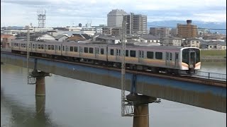 越後線関屋分水路橋梁を渡るE129系