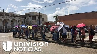 Una funeraria convertida en 'call center', alivio para los puertorriqueños del oeste