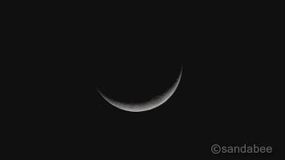 落ちてゆく三日月。 A crescent moon.