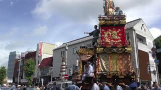 成田山交道会の山車、右折してJR成田駅前へ　山車・屋台　競演(総踊り)　成田祇園祭2018　中日 　00046