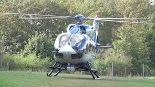 Polizeihubschrauber landet auf der grünen Wiese