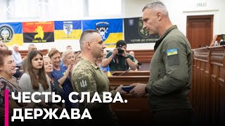 Кличко вручив військовослужбовцям та родинам загиблих героїв відзнаки від столиці