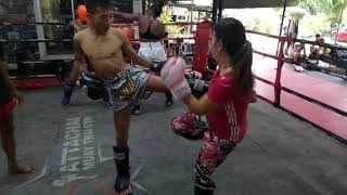 Exercise with me sparring muaythai  เทพธิดาพยากรณ์ชกกับนักมวย😉 Attachaimuaythaigym