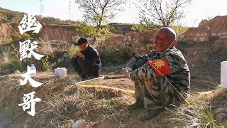 河北张家口农村大哥真幽默，边种菜边聊天，说了啥笑话逗的大家笑