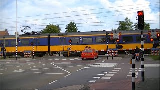 Spoorwegovergang Helmond 't Hout // Dutch railroad crossing