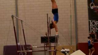 Ievonne met zolendraai handstand