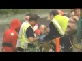 Rescate en Iowa familia atrapada en coche en rio (Spanish-English)