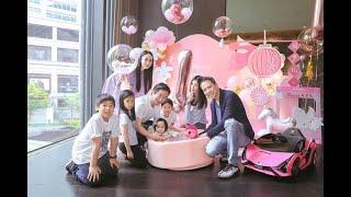 ✅  黃舒駿與妻子Sophia結婚10年，育有9歲兒子Sean和1歲女兒Sheena，他今在臉書po出女兒Sheena抓周的照片，林熙蕾夫婦也帶2個女兒到場同歡。現場準備了飛機、衣服、相機、導演喊卡的