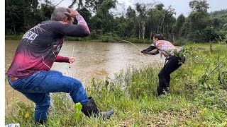 PESCARIA DE TRAÍRA E MUITA CHUVA É SINAL DE BRUTA NA LINHA! FIZEMOS PEIXE FRITO NO FOGÃO A LENHA.