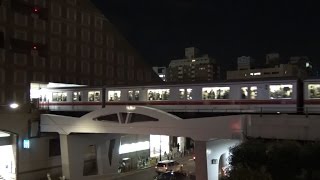 夜の後楽園駅のビル内に入り込んでいく丸ノ内線02系池袋行き