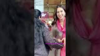 Fan tries to touch Sara Ali Khan at airport #saraalikhan #airport #fans #follow #viral #video #love