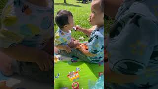 2 years old feeding 10 months old, 2岁哥哥喂10个月妹妹披萨