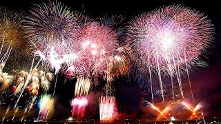 音楽に乗せて夜空彩る大曲の花火