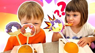 ¡Prepara manzanas con chocolate! Los juguetes de Bianca. Video infantil.