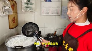 这家贵阳素粉店很小，也不起眼，但是开了近四十年，一碗好的素粉，辣椒是它的灵魂，粉是酸粉，估计外地人吃不习惯，不建议来吃