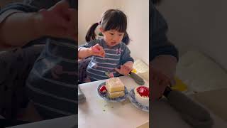 2歳　お雛様のケーキを食べます