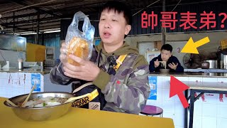 吃個早餐，沒想到被後面的帥哥搶鏡了，是表弟嗎？Breakfast in Nanning，Rice noodles，Tea eggs【我是杰少】