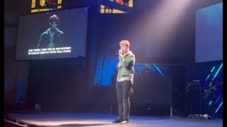 THE VOICE UK SINGER JAMIE MILLER SURPRISES LOS ANGELES CHURCH WITH OCEANS (WHERE FEET MAY FAIL)