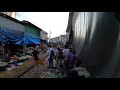 タイ旅行 市場のど真ん中を電車が走るメークロン線路市場 maeklong railway market