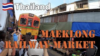 タイ旅行 市場のど真ん中を電車が走るメークロン線路市場 - Maeklong Railway Market