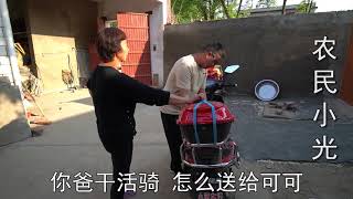 小光想把新电车送给对象，妈妈拦着不让，小光用什么办法说服妈妈