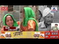 अपाहिज बेटी का पिता अपनी बेटी को अपने कंधे परabcd