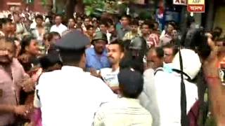 Kamduni villagers protesting in calcutta demanding justice.They have a scuffle with police.