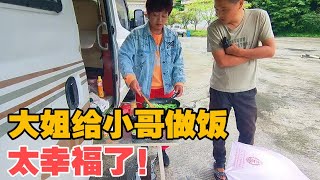 和50岁大姐结伴旅行，小伙太幸福了，下雨天都能吃上热乎乎的饭菜【小哥在旅途】