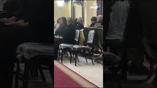 الحزن يسيطر على الفنانة حنان سليمان في عزاء شقيقها بالمسجد الكويتي