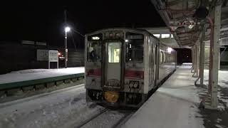 雪が積った夜の豊富駅に停車中の宗谷本線上りキハ54形