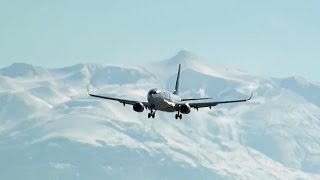 [旭川空港・秋・大雪山] Beautiful mountain and jetliner /Skymark Airlines Boeing 737-8HX （スカイマーク）