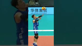 This set to the middle blocker is just crazy 🤯 #epicvolleyball #volleyballworld #volleyball
