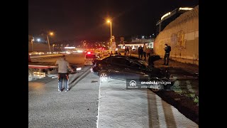 İSTANBUL - Çekmeköy'de yüksekten yan yola düşen araçtaki iki kişi yaralandı.