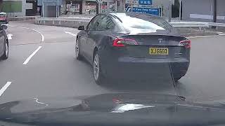 車CAM直擊 - Tesla XJ6660 迴旋處二線閘入第一出口