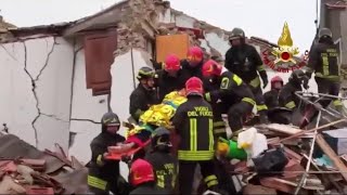 Esplosione a Canale Monterano, i vigili estraggono una persona viva dalle macerie