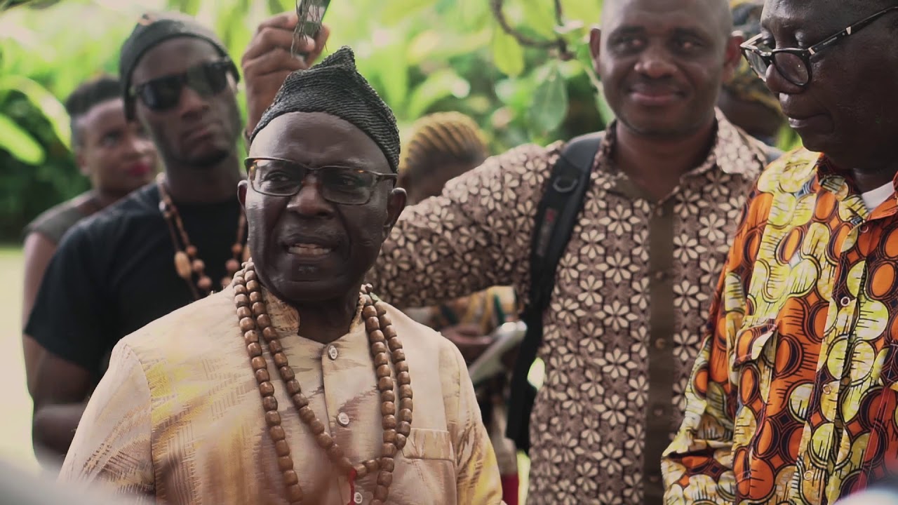 Prince Kum A Ndumbe Iii Accueil Princier A L Aeroport International De Douala Bilingual