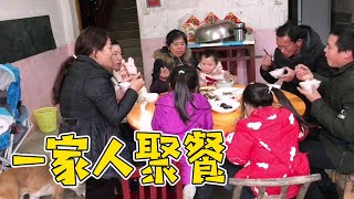 舅舅來婆婆家玩，喊88歲奶奶來吃飯，一家人聚餐，老人為啥不肯來【鄉野小希】