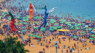 🔴炎炎夏日，阳光沙滩，广东海边，海风佛面，海边纳凉，众多游客在海边游玩！🌍提醒大家注意天气炎热高温的影响。祝大家出行平安！