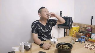 曾经的百万富翁，如今光棍1个人，在上海住出租屋，独自1个人喝酒