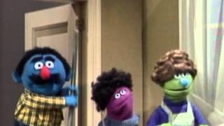 Sesame Street: Daddy Helps With The Dishes