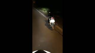 Mentre passa di notte vede una moto abbandonata misteriosamente per strada!