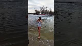 Bathing at Epiphany 2022 in cold and icy water | Купание на Крещение в холодной воде в Киеве