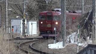 雪融けが進む、しなの鉄道北しなの線を走行、黒姫駅では、ゆるキャラも駆けつけた、しなの鉄道115系「ろくもん」使用団体列車「北しなの雪見酒ろくもん」。