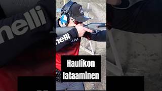 Haulikon lataaminen - maailmanmestari Kim Leppänen