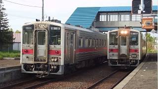 ＪＲ清里町駅で交換する網走行きと釧路行きの普通列車（北海道・清里町）